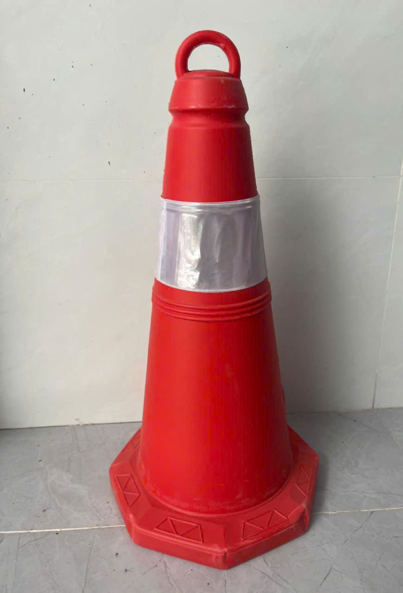 Cọc tiêu giao thông nhựa đỏ phản quang cao 50cm